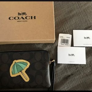 ☂️COACH SIGNATURE MOTIF CORNER ZIP WRISTLET  ☂
